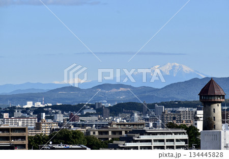 東山給水塔と冠雪の御嶽山の眺望 東山給水塔と冠雪の御嶽山の眺望 134445828