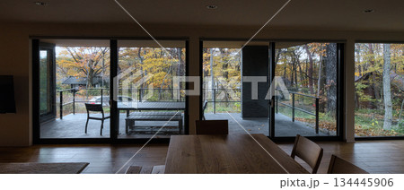 窓越しに見える美しい秋の風景 窓越しに見える美しい秋の風景 134445906