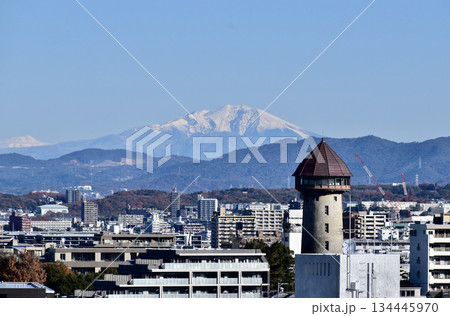 東山給水塔と雪を被った御嶽山の眺望 134445970
