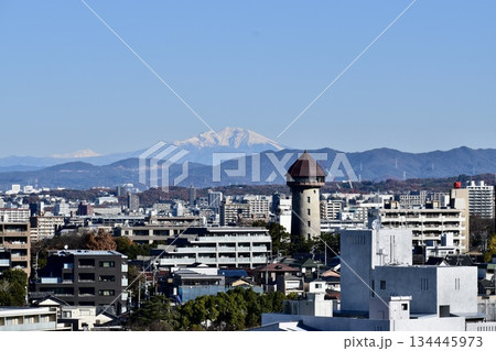 東山給水塔と雪を被った御嶽山の眺望 134445973
