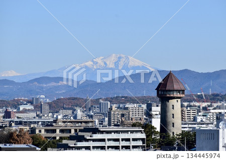 東山給水塔と雪を被った御嶽山の眺望 134445974