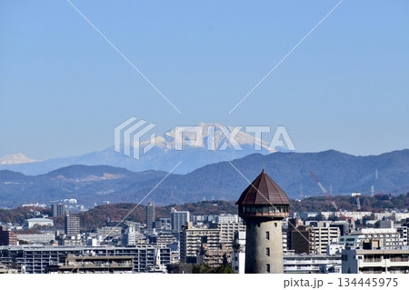 東山給水塔と雪を被った御嶽山の眺望 134445975