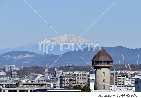東山給水塔と雪を被った御嶽山の眺望 134445976