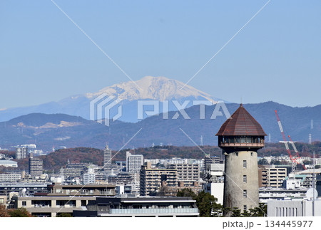 東山給水塔と雪を被った御嶽山の眺望 134445977