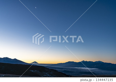 ビーナスラインから見る夜明けの富士山 134447135