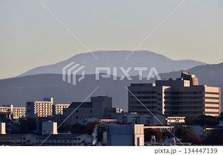 名古屋市から望む朝陽を浴びる恵那山 名古屋市から望む朝陽を浴びる恵那山 134447139