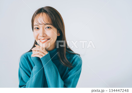 青いニットを着た女性 134447248