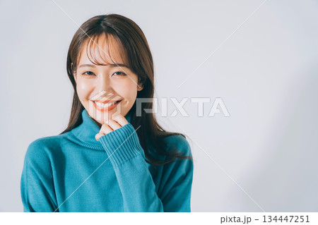 青いニットを着た女性 134447251