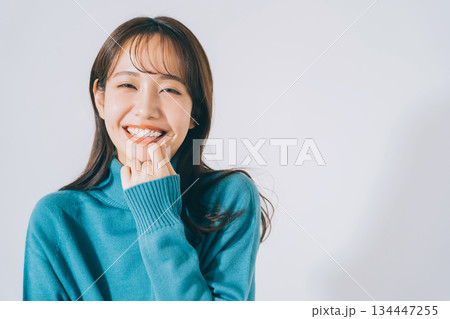 青いニットを着た女性 青いニットを着た女性 134447255
