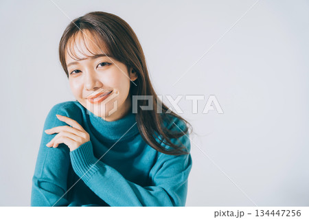 青いニットを着た女性 134447256