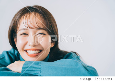 青いニットを着た女性 134447264