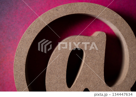 赤背景にアットマーク 134447634