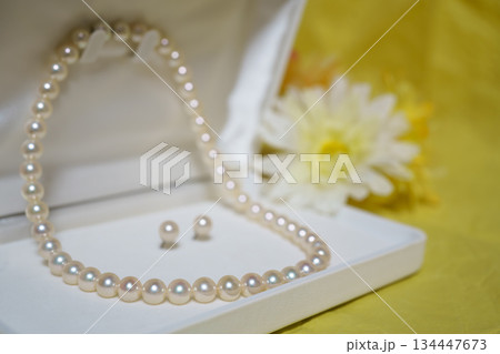 ケースに入ったパールネックレス ケースに入ったパールネックレス 134447673