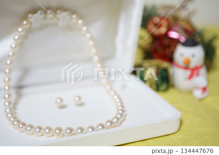 ケースに入ったパールネックレス 134447676