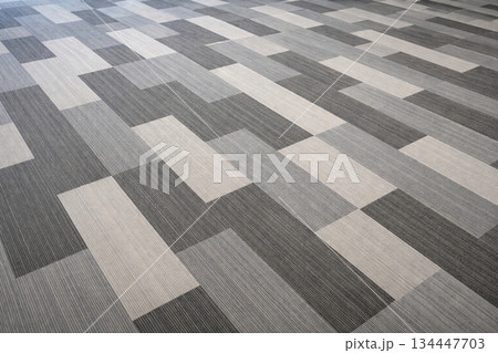 グレーのカーペットタイル床のパターン背景 134447703