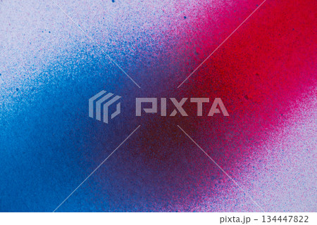 赤と青のスプレー塗料で塗った背景 赤と青のスプレー塗料で塗った背景 134447822