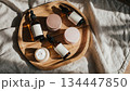 木製トレーに並べられたスキンケア化粧品 134447850