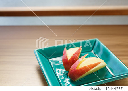 お皿の上のうさぎリンゴ 134447874