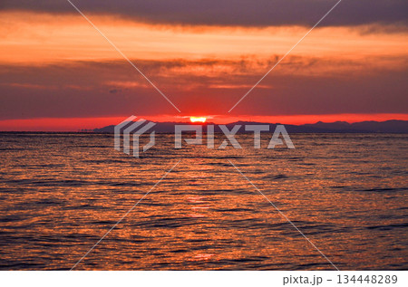 夕暮れ海岸 134448289