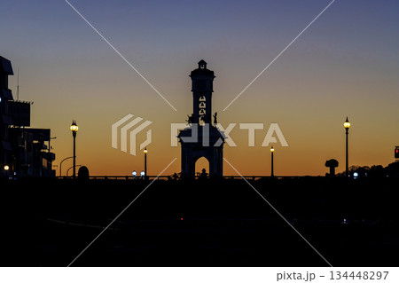 師走の秦野の朝焼け　まほろば大橋の時計台 134448297