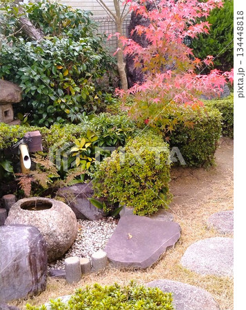 紅葉のある風景　紅葉の和風庭園 134448818