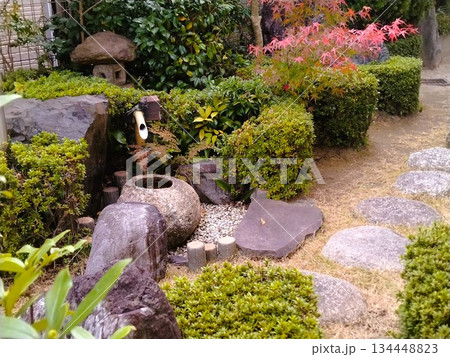 紅葉のある風景　紅葉の和風庭園 134448823