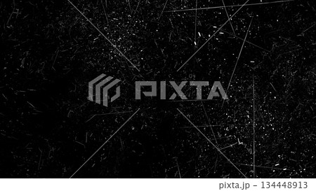 黒背景のグランジテクスチャ　フィルムの傷と埃のオーバーレイ素材 134448913