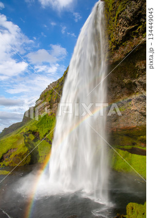 北欧の島国アイスランド共和国　セリャランズサゥ川を流れ落ちるセリャラントスフォス　虹のかかる滝の景色 134449045