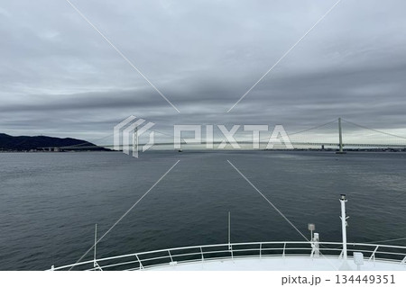 明石海峡大橋を、クルーズ客船から望む 134449351