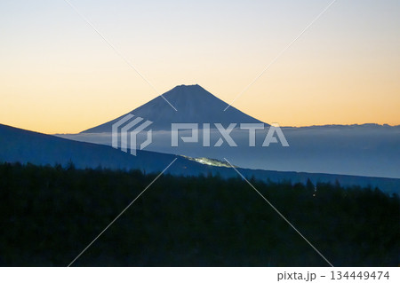ビーナスラインから見る夜明けの富士山 ビーナスラインから見る夜明けの富士山 134449474