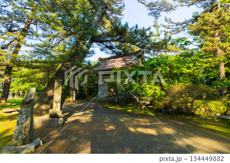 初夏の秋田県にかほ市 「奥の細道」最北の地 蚶満寺 山門 初夏の秋田県にかほ市 「奥の細道」最北の地 蚶満寺 山門 134449882