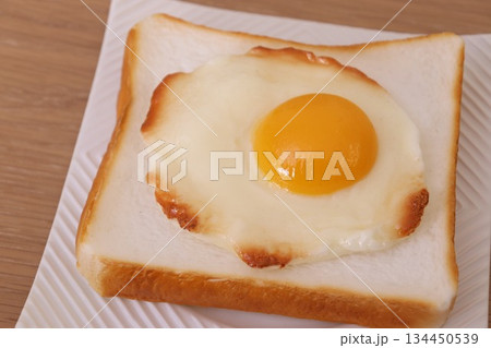パンと目玉焼き 134450539