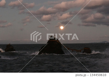 満月と夫婦岩 134450610