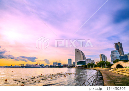 日本の横浜都市景観3隻日本の豪華客船が横浜港に集結。にっぽん丸や三井オーシャンフジ、飛鳥Ⅱなどを望む 日本の横浜都市景観3隻日本の豪華客船が横浜港に集結。にっぽん丸や三井オーシャンフジ、飛鳥Ⅱなどを望む 134450805