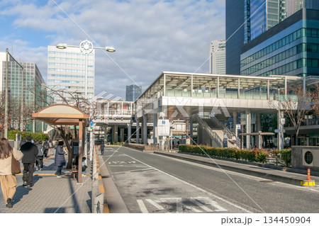 東京都、山手線の田町駅東口 東京都、山手線の田町駅東口 134450904