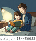 眠る前の大切な親子の読み聞かせシーン 134450982