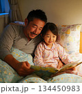 眠る前の大切な親子の読み聞かせシーン 134450983