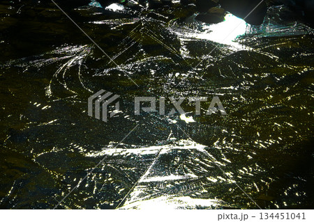 凍った川の水面 凍った川の水面 134451041