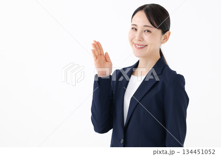 案内をする笑顔のビジネスウーマン 134451052
