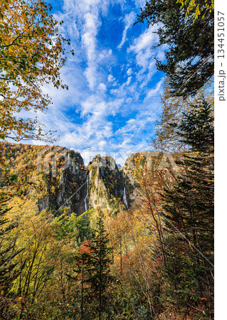 秋彩に包まれる層雲峡の名瀑　銀河の滝と流星の滝 134451057