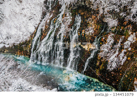 雪景色に輝く青の流れ　美瑛・白ひげの滝 134451079