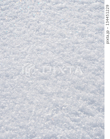 雪面が七色に輝くスノーフレーク 134451229