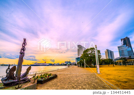 日本の横浜都市景観3隻日本の豪華客船が横浜港に集結。にっぽん丸。(三井オーシャンフジ、飛鳥Ⅱ) 日本の横浜都市景観3隻日本の豪華客船が横浜港に集結。にっぽん丸。(三井オーシャンフジ、飛鳥Ⅱ) 134451445