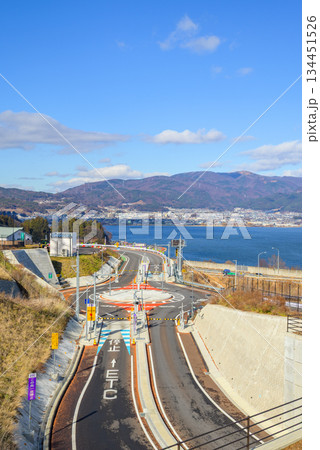 諏訪湖スマートインターチェンジのラウンドアバウトと諏訪湖の眺め【岡谷市】 134451526