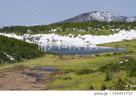 早春の吾妻連峰・鎌沼と中吾妻山 早春の吾妻連峰・鎌沼と中吾妻山 134451757