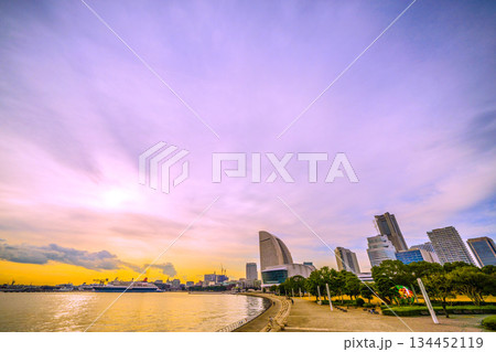 日本の横浜都市景観3隻日本の豪華客船が横浜港に集結。にっぽん丸や三井オーシャンフジ、飛鳥Ⅱなどを望む 134452119