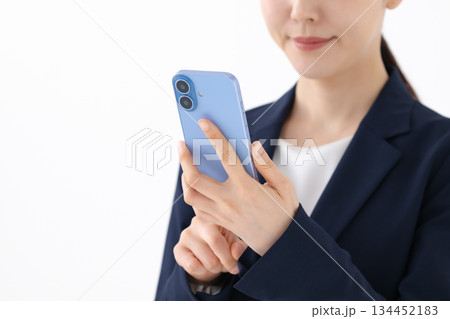 スマホを操作する女性 134452183