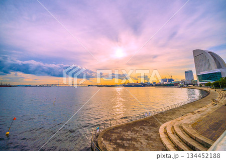 日本の横浜都市景観3隻日本の豪華客船が横浜港に集結。にっぽん丸や三井オーシャンフジ、飛鳥Ⅱなどを望む 134452188