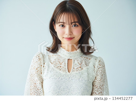 繊細なクロシェレースが上品に映える清楚な雰囲気の女性 繊細なクロシェレースが上品に映える清楚な雰囲気の女性 134452277