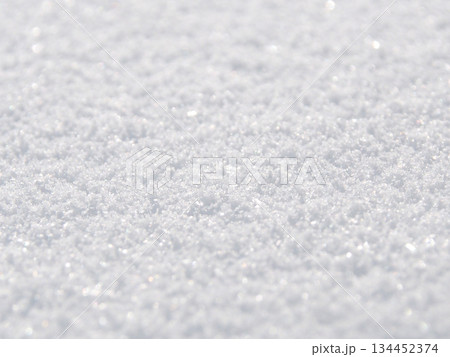 雪面が七色に輝くスノーフレーク 134452374